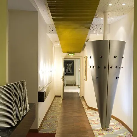 Radisson Red Kudamm Szálloda 4*