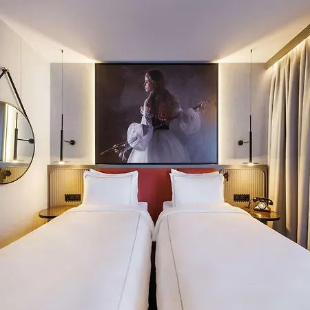 Radisson Red Kudamm Szálloda 4*