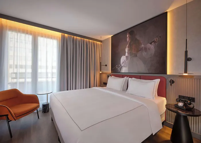 Radisson Red Kudamm 4*